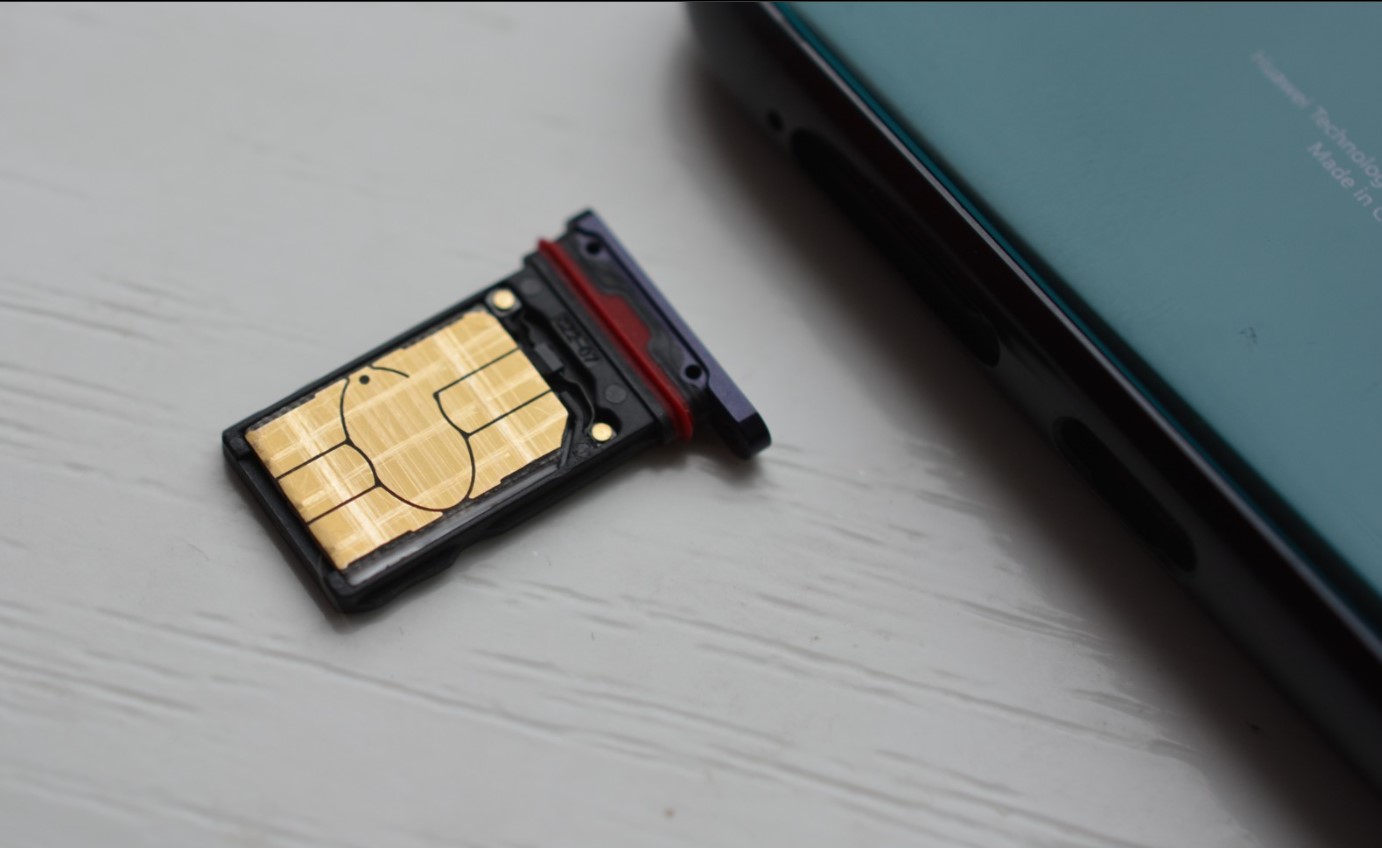 how-to-insert-an-sd-card-in-huawei-mate-se