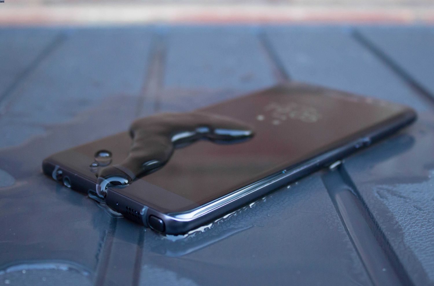 how-water-resistant-is-the-iphone-10