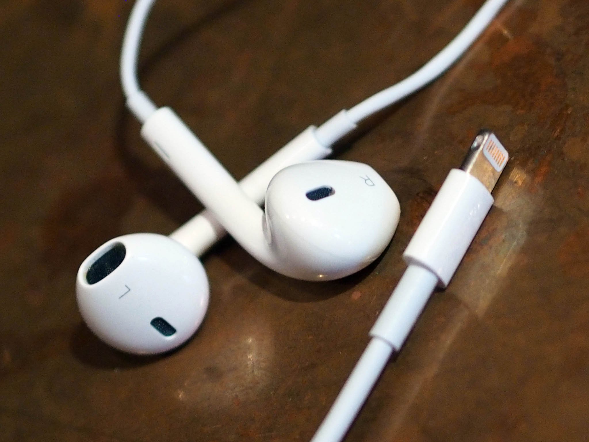 where-do-i-plug-in-earbuds-on-iphone-11
