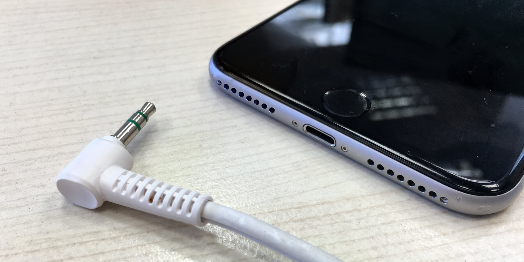 where-to-plug-in-earbuds-on-iphone-11